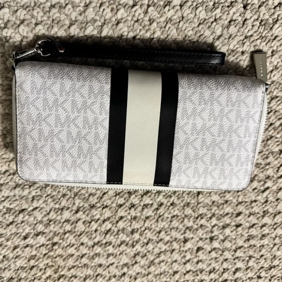 Michael Kors Large Logo Continental Wallet - Picture 2 of 5